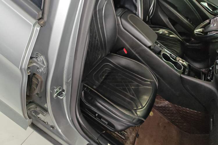 Used Buick Regal 2024 25T Deluxe Edition Right Front Seat
