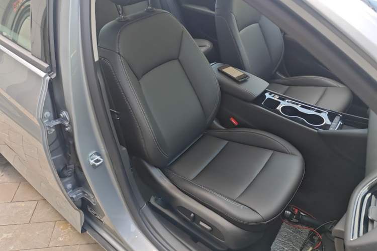 Used Buick Regal 2024 25T Deluxe Edition Right Front Seat