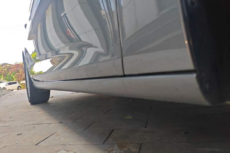 Used Buick Regal 2024 25T Deluxe Edition Right Side Sill