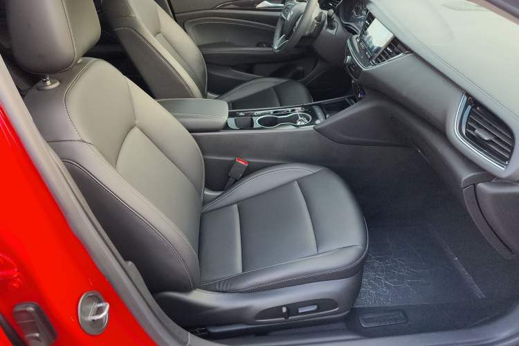 Used Buick Regal 2024 25T Deluxe Edition Right Front Seat