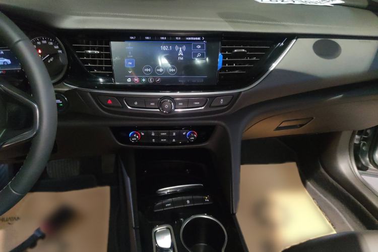 Used Buick Regal 2024 25T Deluxe Edition Audio And AC Panel