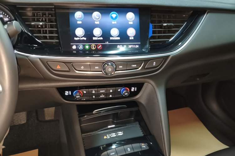 Used Buick Regal 2024 25T Deluxe Edition Audio And AC Panel
