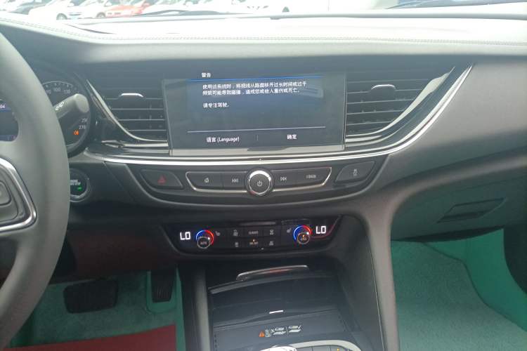 Used Buick Regal 2024 25T Deluxe Edition Audio And AC Panel