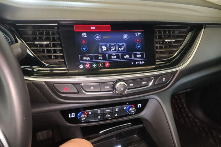 Used Buick Regal 2024 25T Deluxe Edition Audio And AC Panel