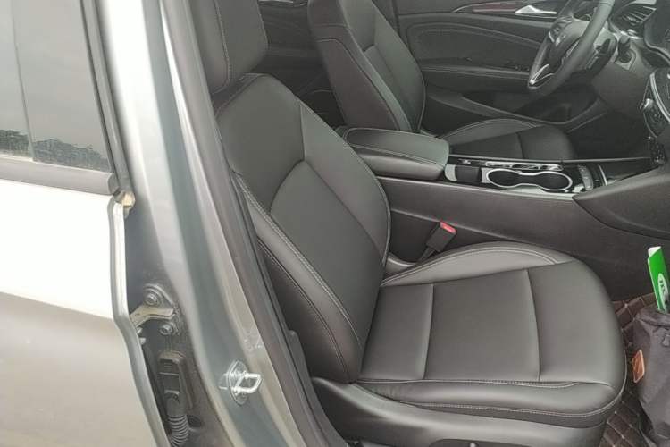 Used Buick Regal 2024 25T Deluxe Edition Right Front Seat