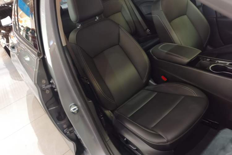 Used Buick Regal 2024 25T Deluxe Edition Right Front Seat