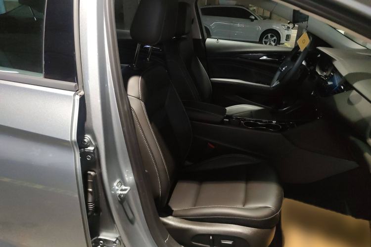 Used Buick Regal 2024 25T Deluxe Edition Right Front Seat