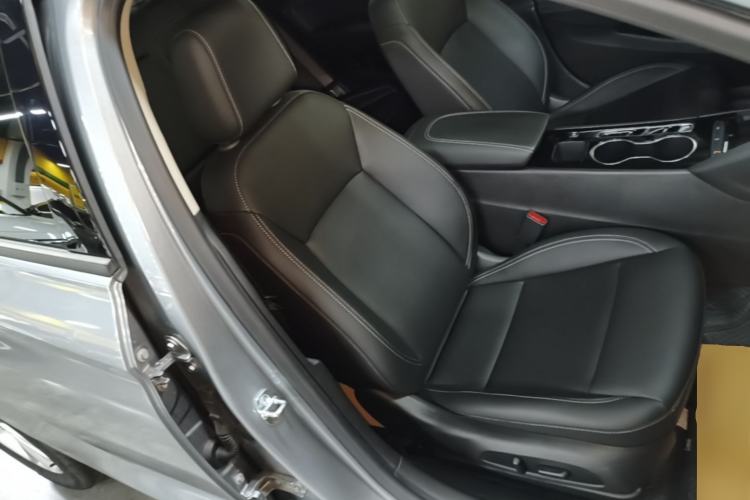 Used Buick Regal 2024 25T Deluxe Edition Right Front Seat