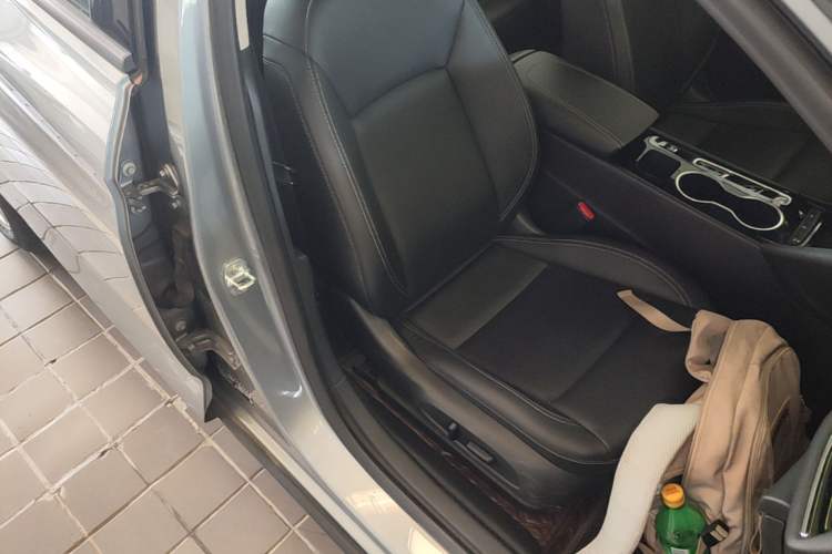 Used Buick Regal 2024 25T Deluxe Edition Right Front Seat