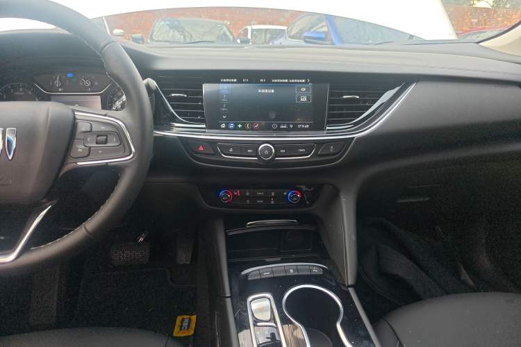 Used Buick Regal 2024 Revised 25T Ultra-Comfort Edition Audio And AC Panel