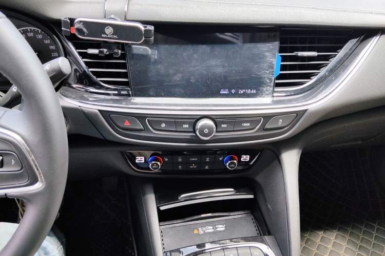 Used Buick Regal 2024 25T Deluxe Edition Audio And AC Panel