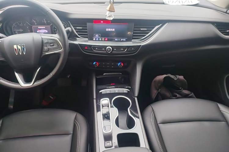 Used Buick Regal 2024 25T Deluxe Edition Audio And AC Panel