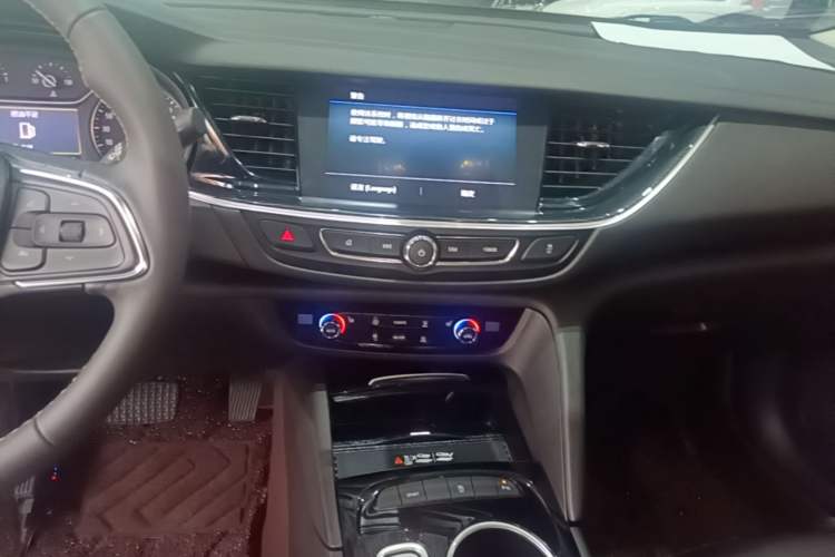 Used Buick Regal 2024 25T Deluxe Edition Audio And AC Panel