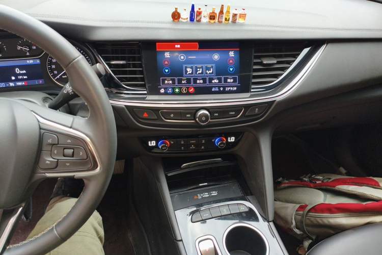 Used Buick Regal 2024 25T Deluxe Edition Audio And AC Panel