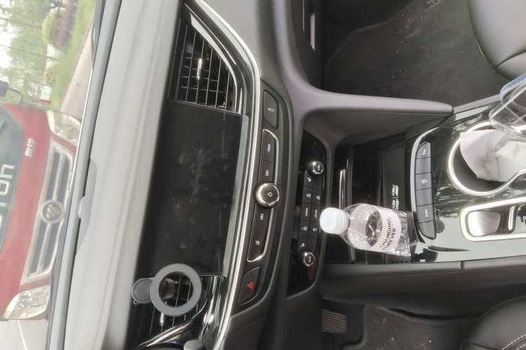 Used Buick Regal 2024 25T Deluxe Edition Audio And AC Panel