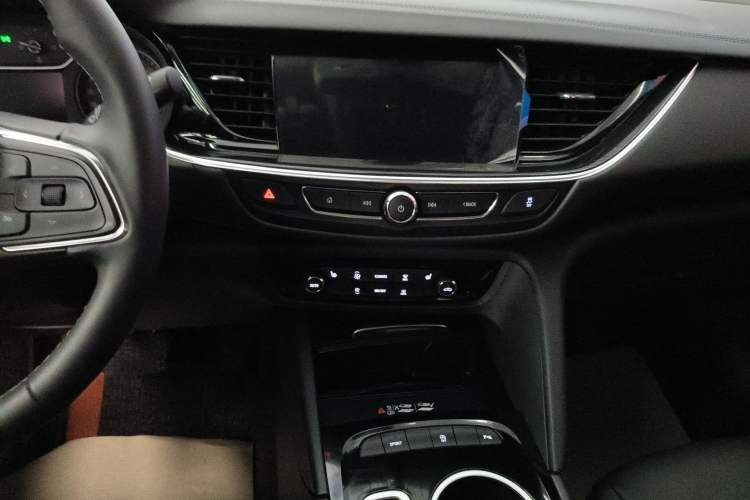 Used Buick Regal 2024 25T Deluxe Edition Audio And AC Panel