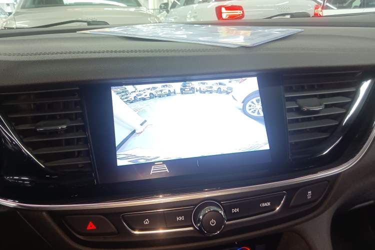 Used Buick Regal 2024 25T Deluxe Edition Audio And AC Panel