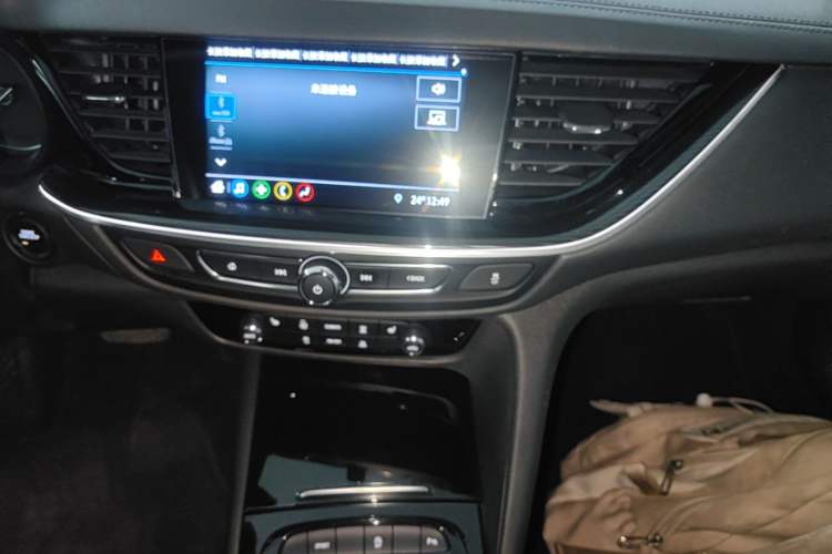 Used Buick Regal 2024 25T Deluxe Edition Audio And AC Panel