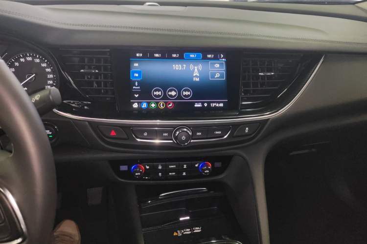 Used Buick Regal 2024 25T Deluxe Edition Audio And AC Panel