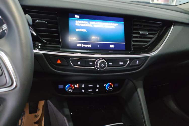 Used Buick Regal 2024 25T Deluxe Edition Audio And AC Panel