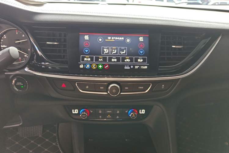 Used Buick Regal 2024 28T Luxury Edition Audio And AC Panel