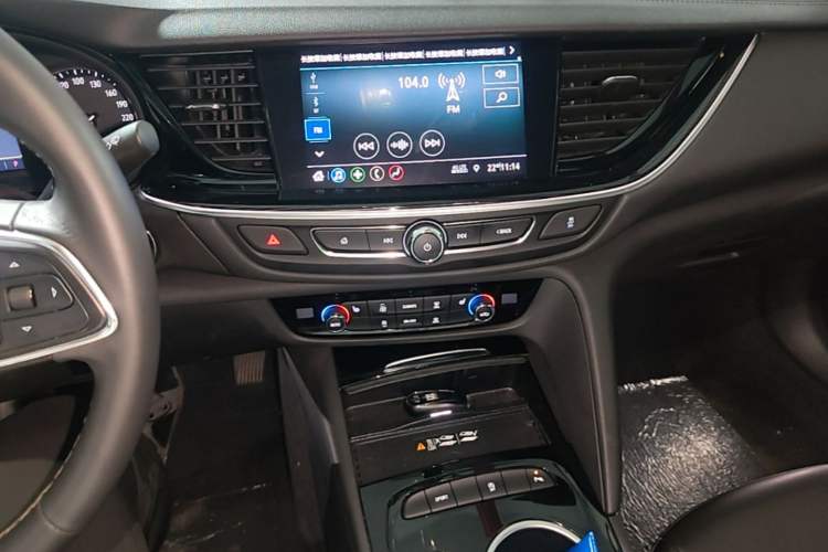 Used Buick Regal 2024 25T Deluxe Edition Audio And AC Panel