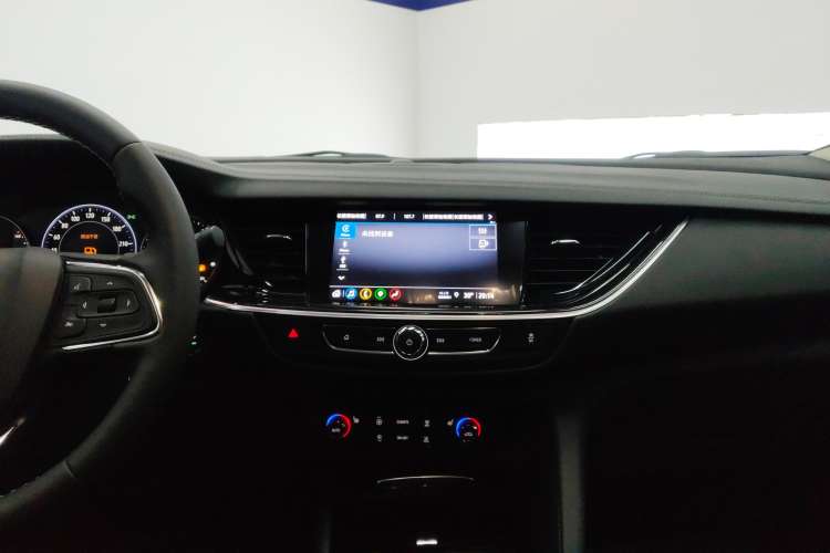 Used Buick Regal 2024 28T Luxury Edition Audio And AC Panel