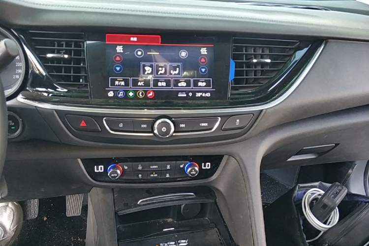 Used Buick Regal 2024 25T Deluxe Edition Audio And AC Panel