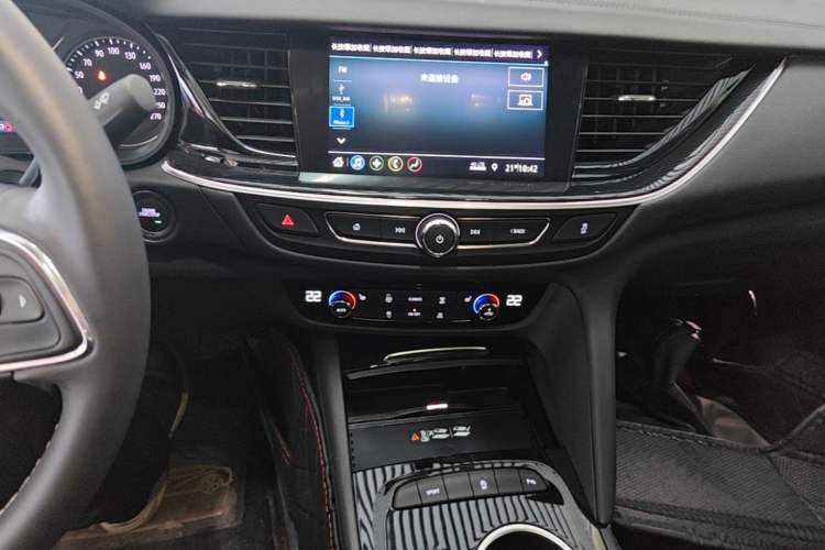 Used Buick Regal 2024 25T Deluxe Edition Audio And AC Panel