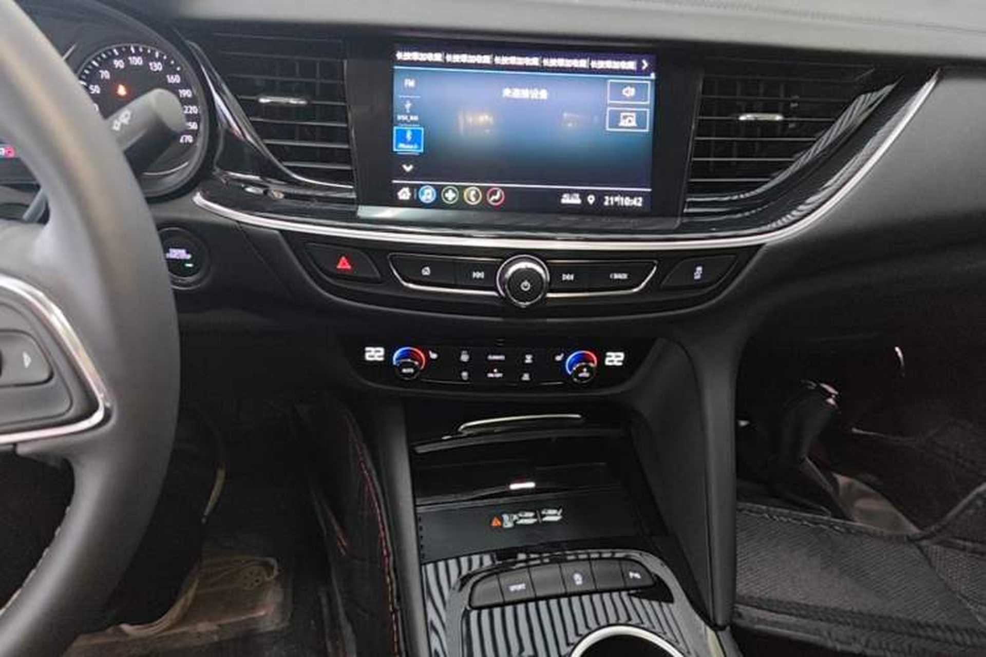 Used Buick Regal 2024 25T Deluxe Edition Audio And AC Panel