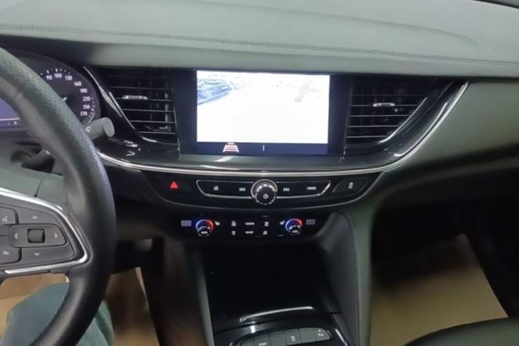 Used Buick Regal 2024 25T Deluxe Edition Audio And AC Panel
