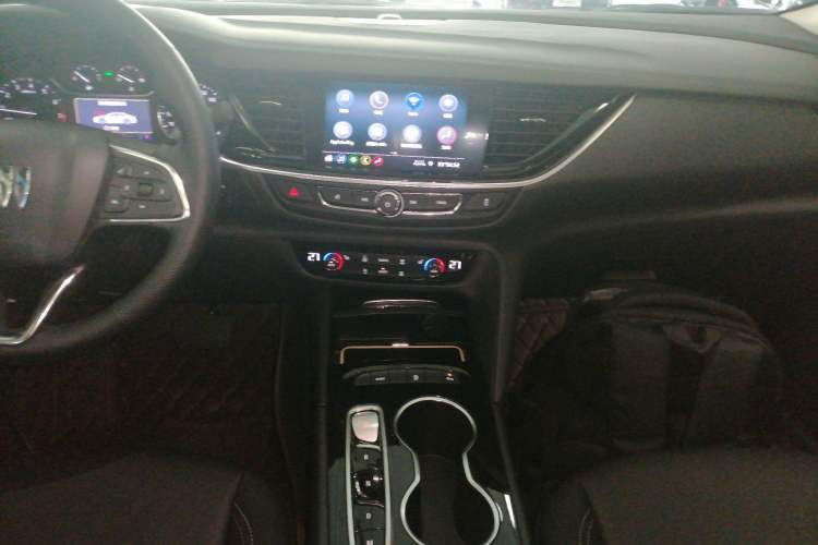Used Buick Regal 2024 25T Deluxe Edition Audio And AC Panel