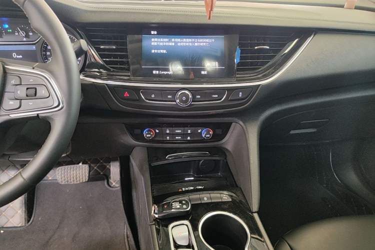 Used Buick Regal 2024 25T Deluxe Edition Audio And AC Panel