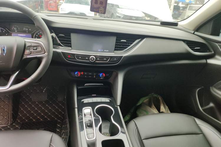 Used Buick Regal 2024 25T Deluxe Edition Audio And AC Panel