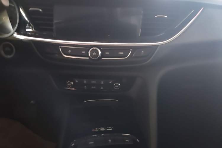 Used Buick Regal 2024 25T Deluxe Edition Audio And AC Panel