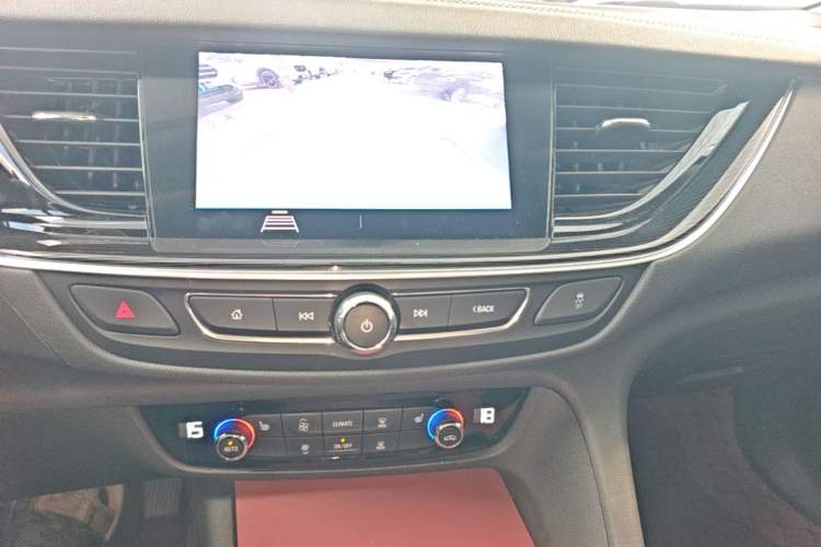 Used Buick Regal 2024 25T Deluxe Edition Audio And AC Panel