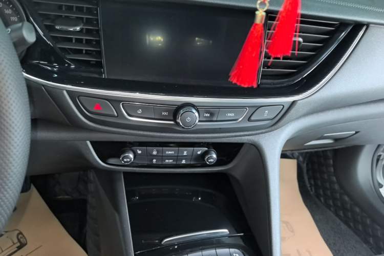 Used Buick Regal 2024 25T Deluxe Edition Audio And AC Panel