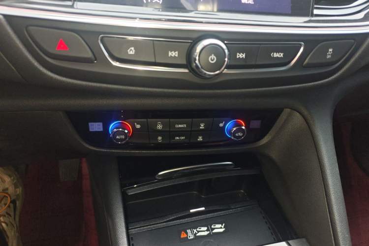 Used Buick Regal 2024 28T Luxury Edition Audio And AC Panel