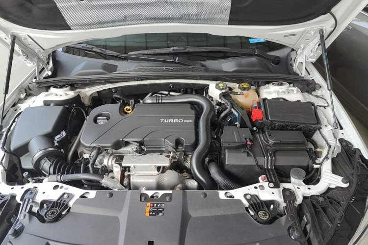 Used Buick Regal 2024 25T Deluxe Edition Engine Bay