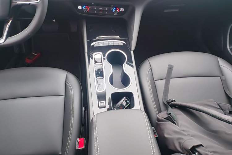 Used Buick Regal 2024 Revised 25T Ultra-Comfort Edition Gear Lever