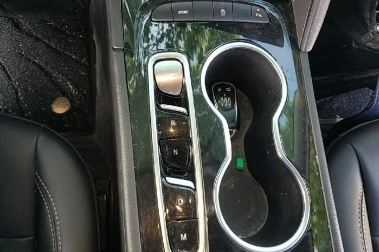 Used Buick Regal 2024 25T Deluxe Edition Gear Lever