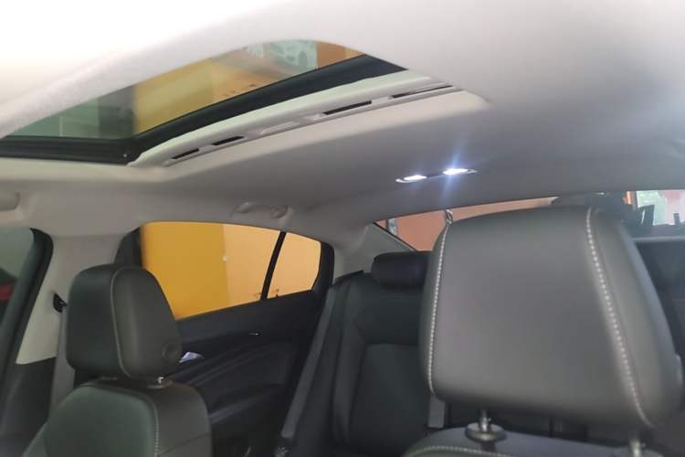 Used Buick Regal 2024 25T Deluxe Edition Headliner