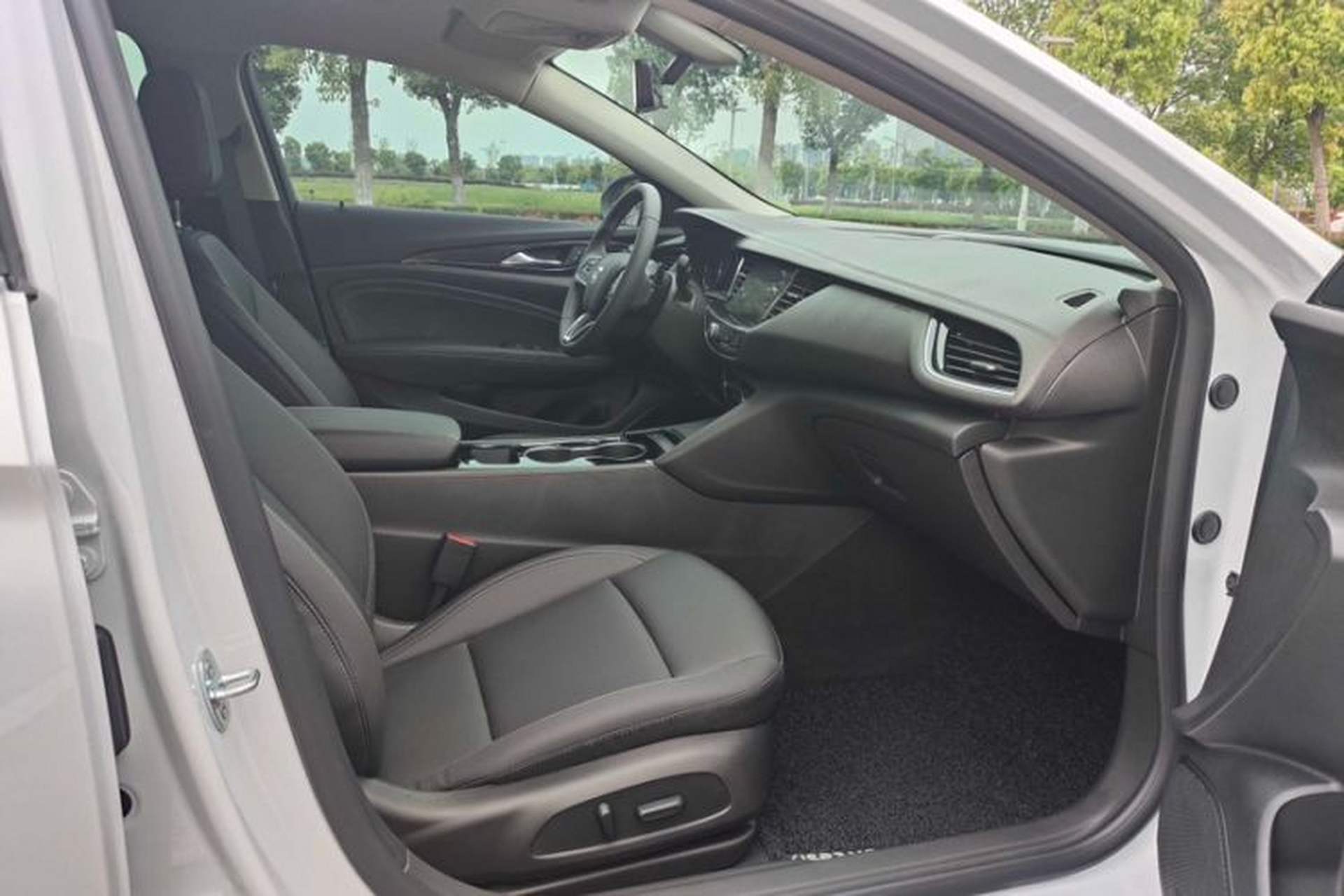 Used Buick Regal 2024 28T Luxury Edition Interior 1