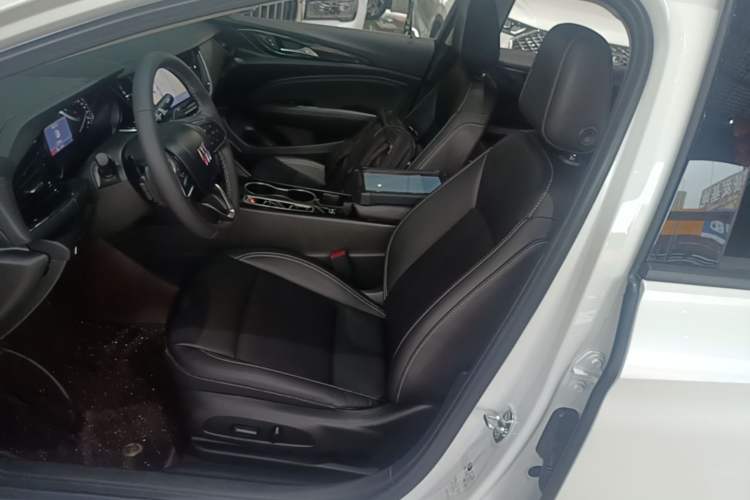 Used Buick Regal 2024 25T Deluxe Edition Left Front Seat