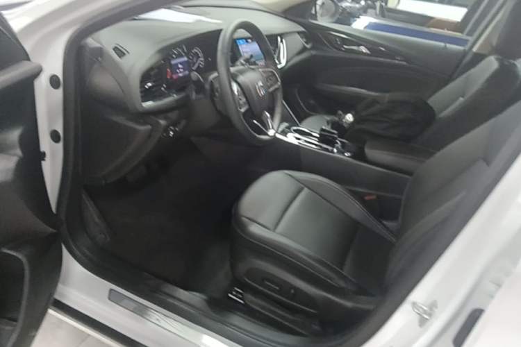 Used Buick Regal 2024 25T Deluxe Edition Left Front Seat