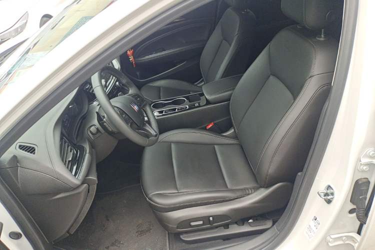 Used Buick Regal 2024 25T Deluxe Edition Left Front Seat