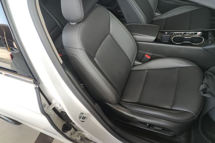 Used Buick Regal 2024 25T Deluxe Edition Right Front Seat