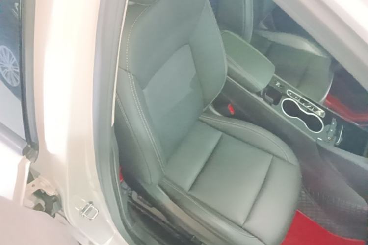 Used Buick Regal 2024 25T Deluxe Edition Right Front Seat