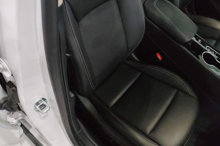 Used Buick Regal 2024 25T Deluxe Edition Right Front Seat