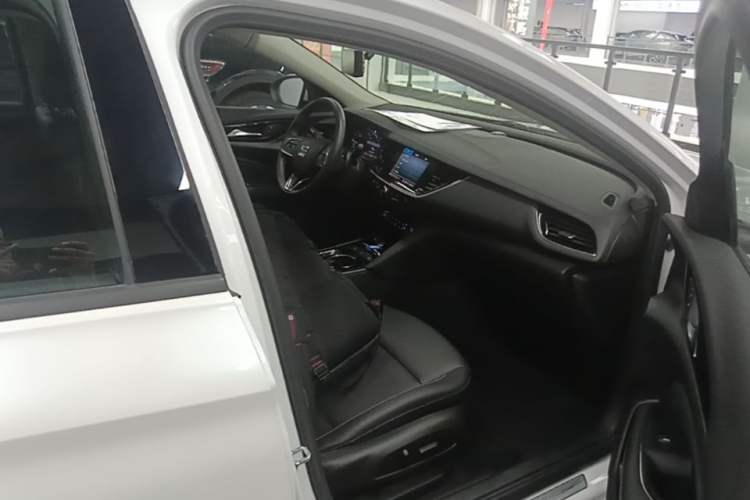 Used Buick Regal 2024 25T Deluxe Edition Right Front Seat